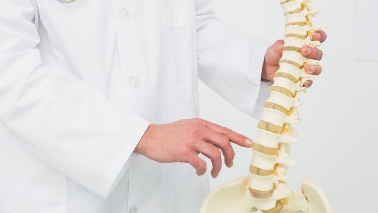 medicul demonstrează procesul de dezvoltare a osteocondrozei